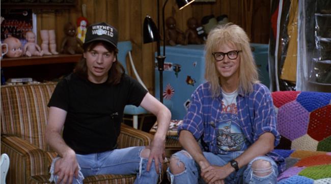 Wayne e Garth in un'immagine dal film Fusi di testa Wayne e Garth sorridono in un'immagine di Fusi di testa