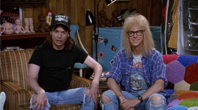 Wayne e Garth in un'immagine dal film Fusi di testa Wayne e Garth sorridono in un'immagine di Fusi di testa