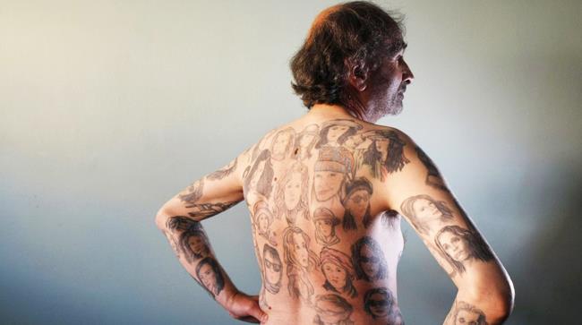 L'uomo che si è tatuato per 83 volte la faccia di Julia Roberts Un uomo che ha 83 versioni di Julia Roberts sul petto e sulla schiena