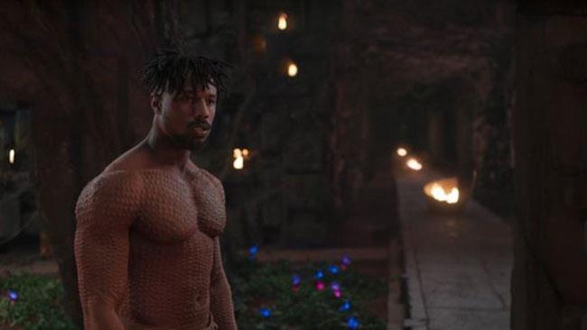 17enne distrugge il suo apparecchio per aver visto Michael B. Jordan a torso nudo Killmonger in Black Panther a torso nudo