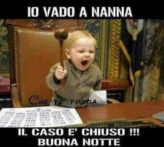 un bambino con un martello da giudice
