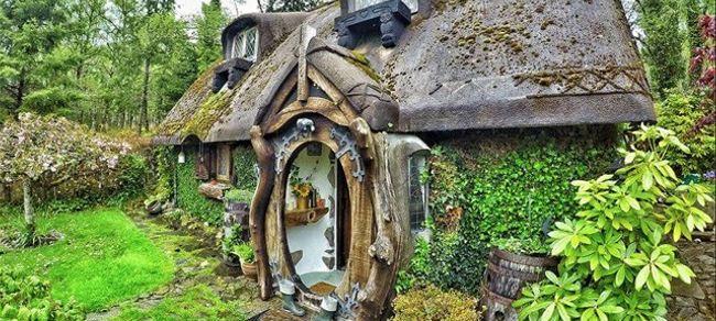 Una fan de Lo Hobbit ha costruito la sua casa nello stile della Contea La facciata della casa de Lo Hobbit in Scozia