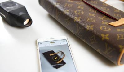 Entrupy e uno smartphone lavorano su una borsa