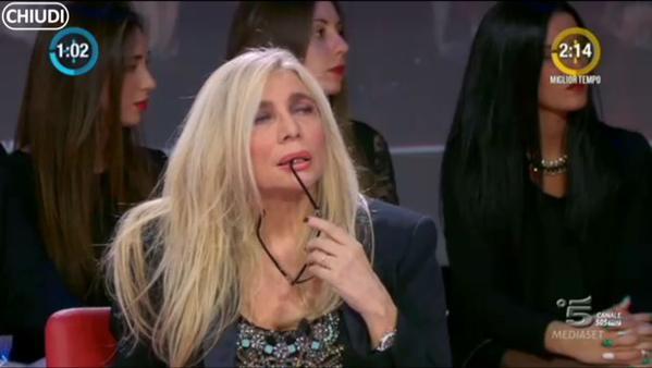 Mara Venier durante la performance di Rocco Siffredi