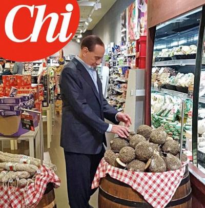 Berlusconi tasta dei salumi