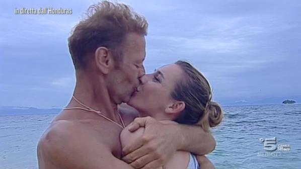 Rocco bacia la moglie sull'Isola dei Famosi