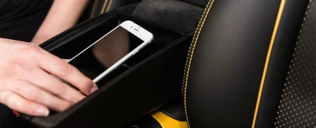 Nissan ha messo a punto una gabbia di Faraday anti smartphone da auto Il "vano isolante" di Nissan dove inserire il nostro smartphone