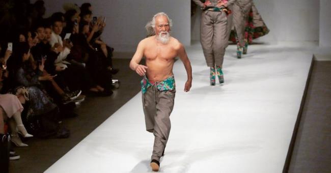 Wang Deshun, il modello cinese di 81 anni Wang Deshun durante una sfilata