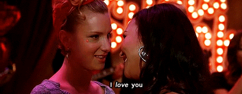 GIF di due ragazze che si baciano