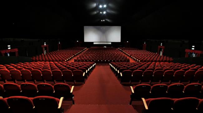 Apre birra al cinema con spray al peperoncino e scatta il panico Una sala vuota