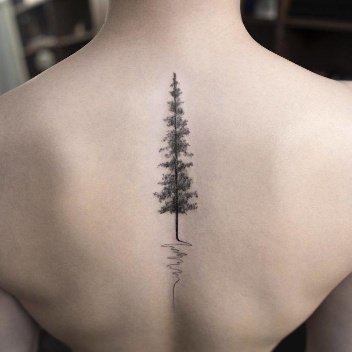 Un tatuaggio con un albero per la schiena - Tatuaggi per la spina dorsale, i più belli per la tua schiena