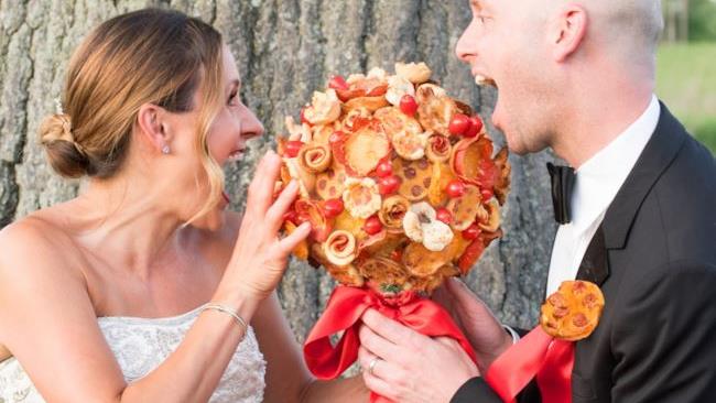 Due sposi felici Il pizza bouquet