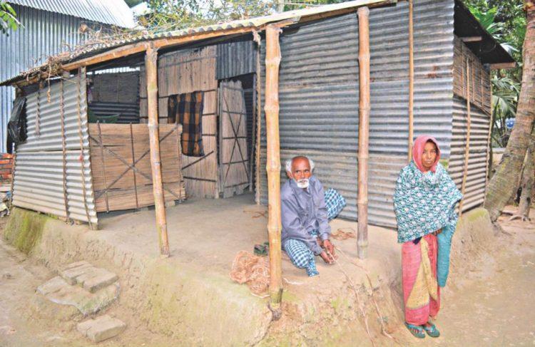Abdul Samad Sheikh nella capanna in Bangladesh