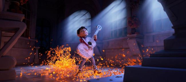 Miguel è pronto a cantare in un'immagine del film Coco Emozioni e musica nella prima immagine del film Coco
