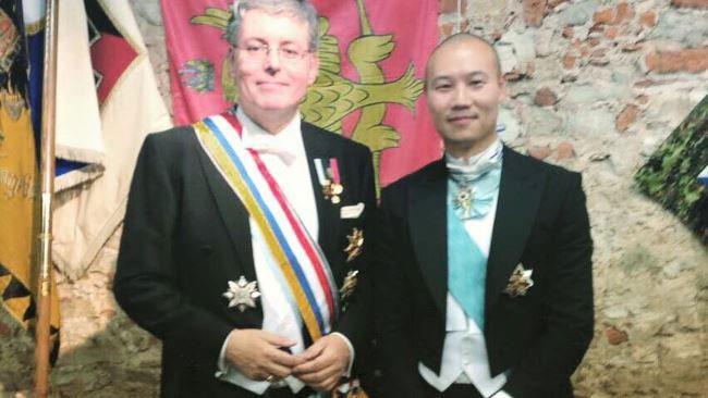 Si finge il principe del Montenegro, scoperto Il falso principe Stephan Cernetic in posa!