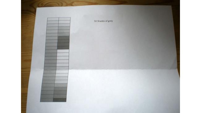Un foglio con delle sfumature di grigio