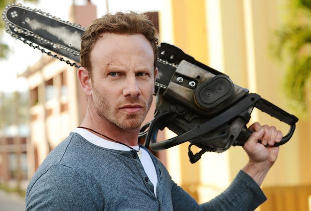 Ian Zierin con una motosega in Sharknado 3