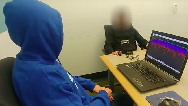 Test della verità Un uomo collegato alla macchina della verità e il suo intervistatore