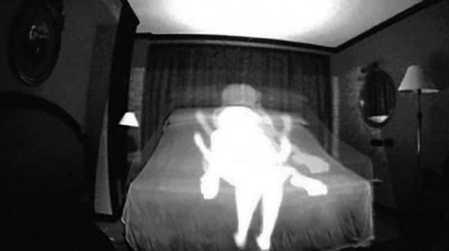 Telecamere nascoste per filmare i fantasmi che, invece, sono moglie e figlio che fanno l'amore Telecamere nascoste che riprendono una scena di sesso di una donna con un sedicenne