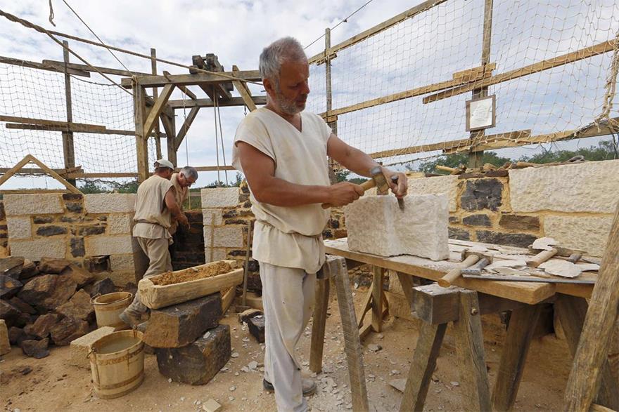 Lavori in corso per il castello della Borgogna