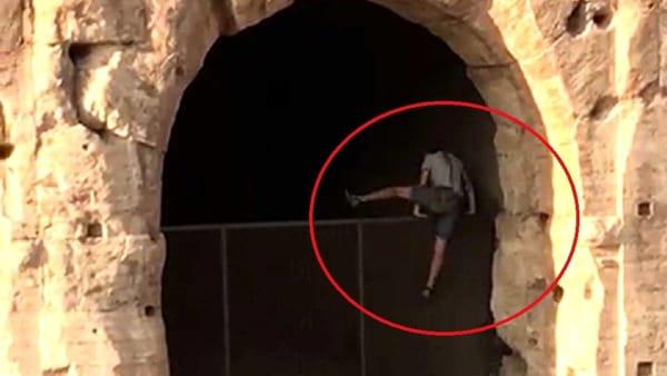 Si intrufola nel Colosseo e pesta i vigili: "Sono Batman" Il ragazzo mentre si intrufola nel Colosseo