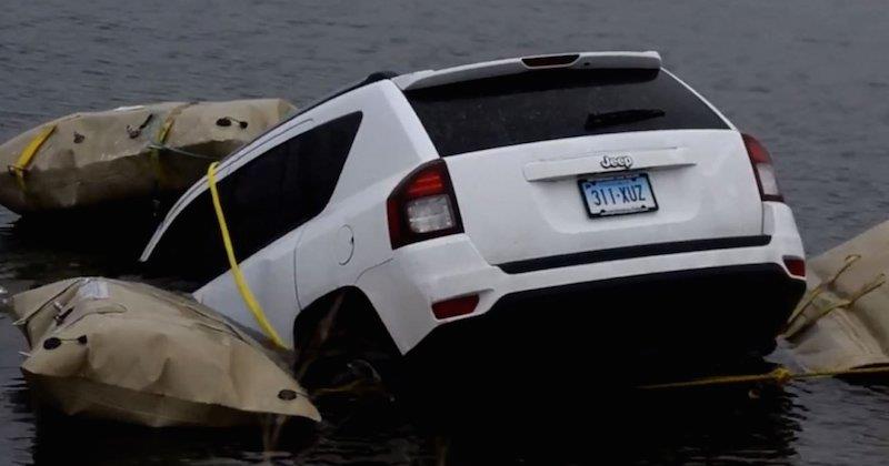 La foto della Jeep caduta in un lago.