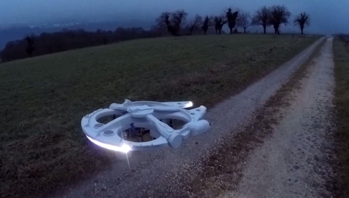 Il drone replica del Millennium Falcon durante un test di volo