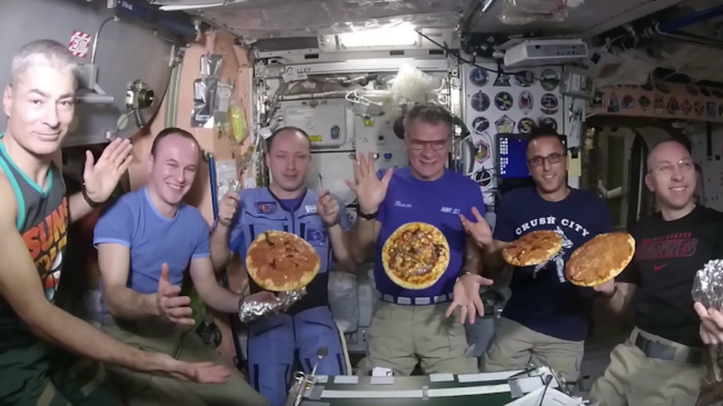 Preparare la pizza nello spazio è realtà, oltre che divertente Gli astronauti mentre preparano la pizza