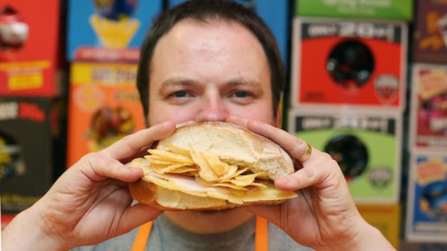 Il Simply Crispy di Belfast è il primo negozio al mondo che vende solo panini imbottiti di patatine Andrew McMenamin con uno dei suoi panini farciti di patatine