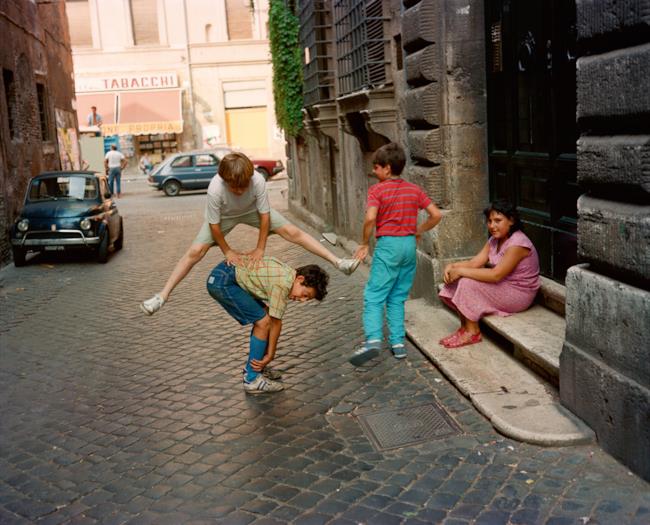 Foto di bimbi che giocano a Roma nel 1982
