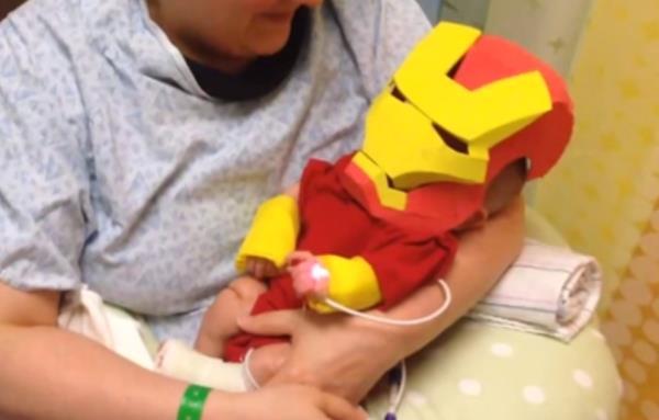 Il bambino col costume di Iron Man Neonato col costume di Iron Man