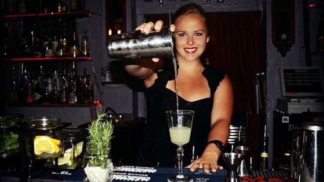 Una bartender decisamente sexy Una sexy bartender