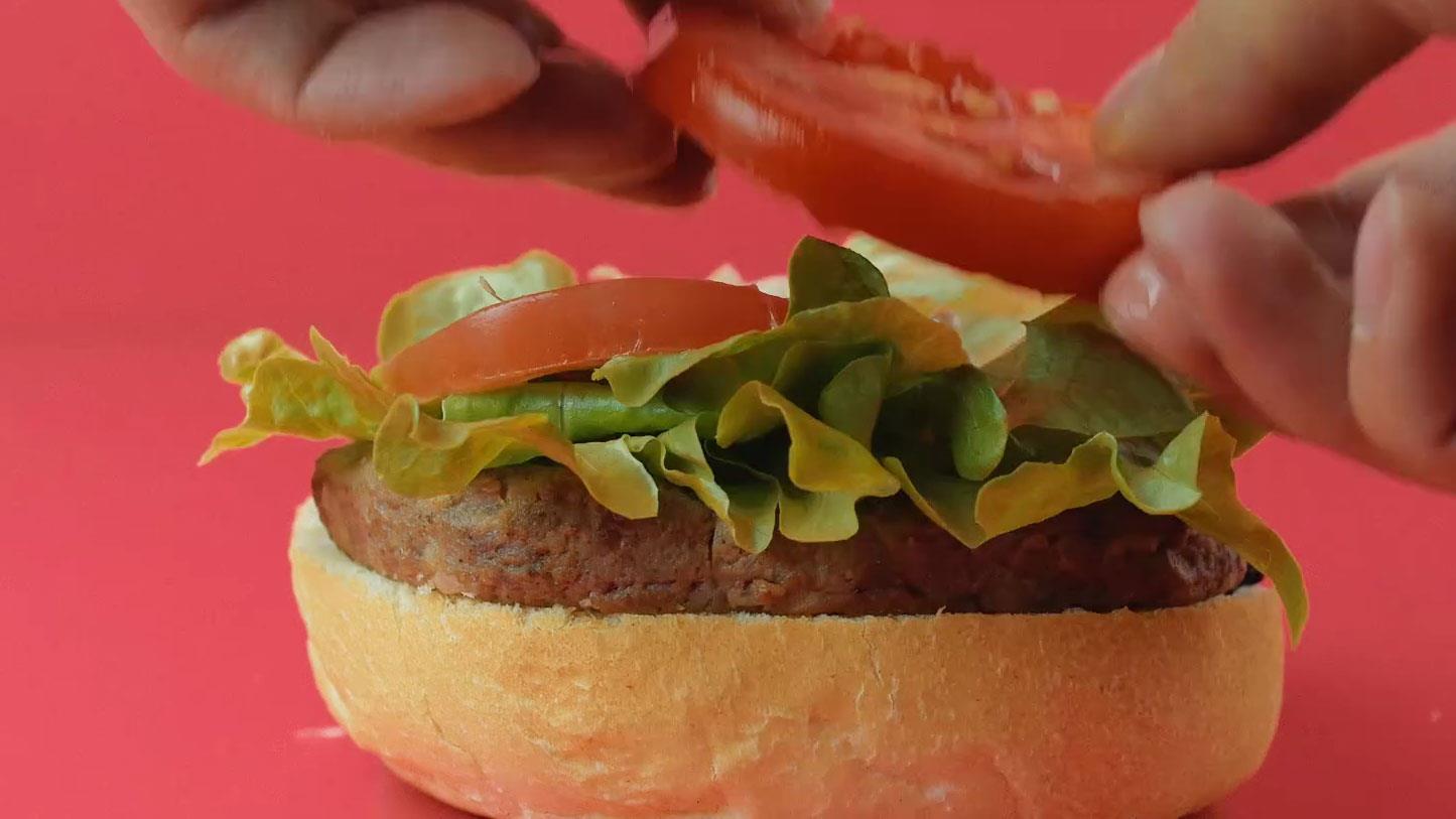 Il photoshooting del panino preparato dal food stylist