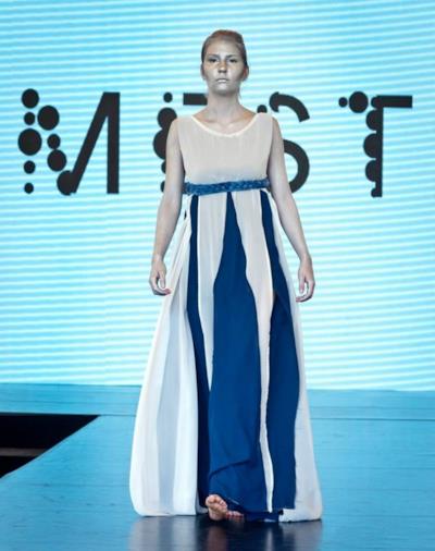 Una modella indossa un abito ricavato dalla Poo Couture