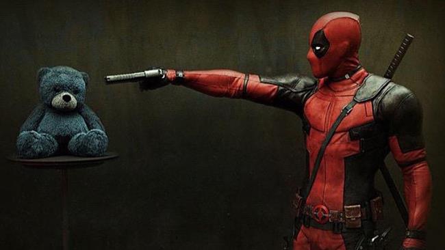 Deadpool svela il primo poster ufficiale e nuove immagini dal film Deadpool e un orsacchiotto di pezza in una nuova immagine ufficiale