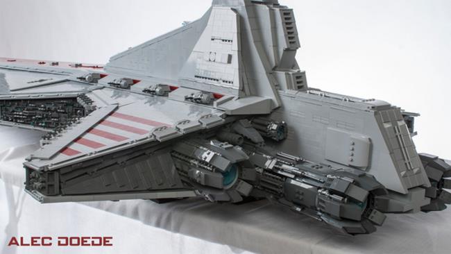 Ragazzo realizza incrociatore di Star Wars in LEGO