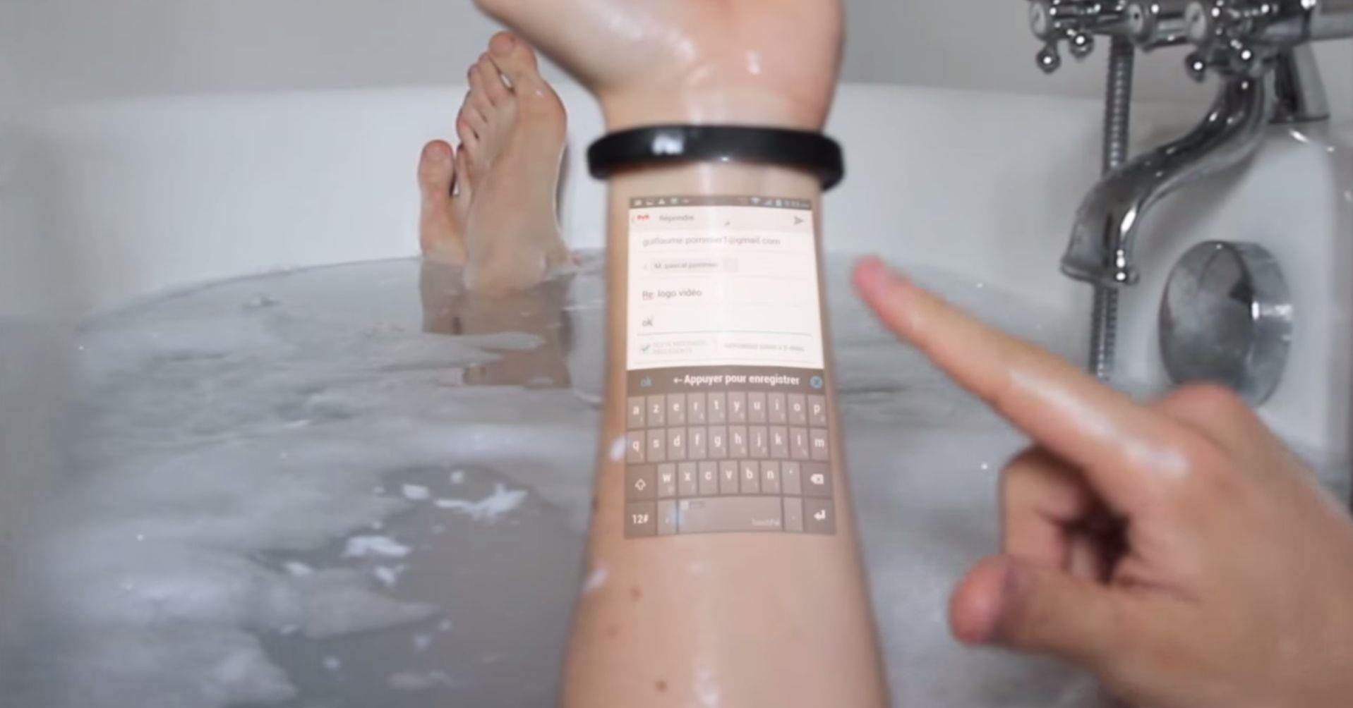 The Cicret Bracelet usato nella vasca da bagno