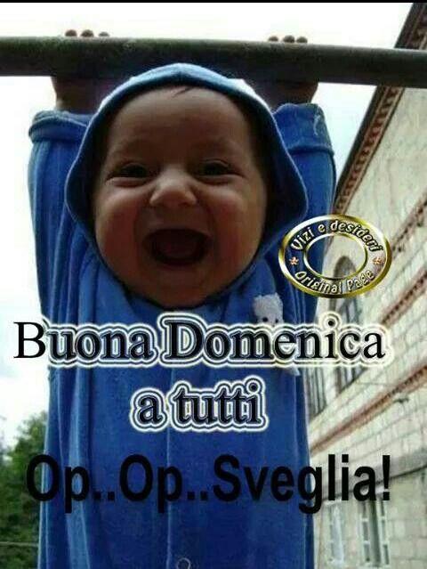Un bambino che ride di gusto