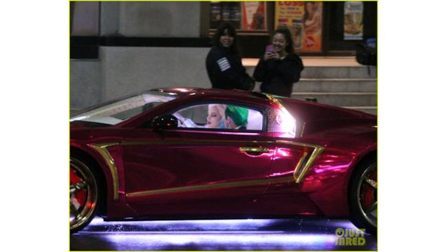 Joker e Harley nella loro auto