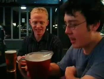 un ragazzo si beve una pinta di birra in un sorso
