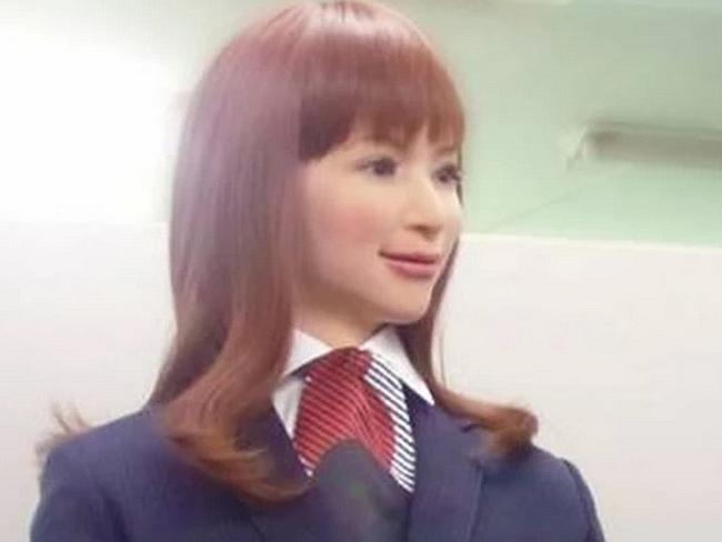 Il primo hotel gestito da robot aprirà in Giappone Una delle receptionist dell'Henn-na Hotel