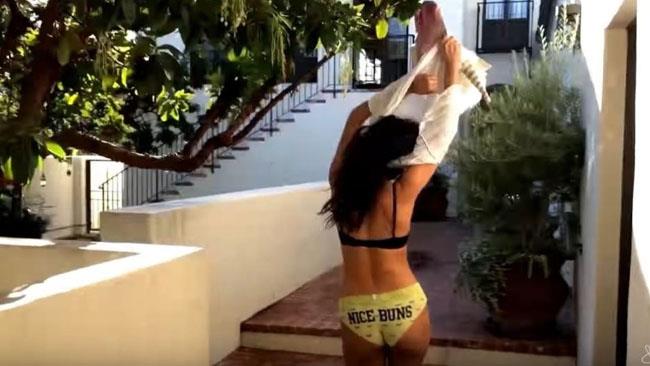 Shay Mitchell si spoglia prima di correre nuda per strada Shay Mitchell si spoglia prima di correre nuda per strada per festeggiare