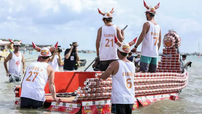 La regata con barche fatte di lattine di birra I concorrenti sono pronti a darsi battaglia
