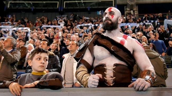 Kratos e il figlio durante il derby La foto dei personaggi