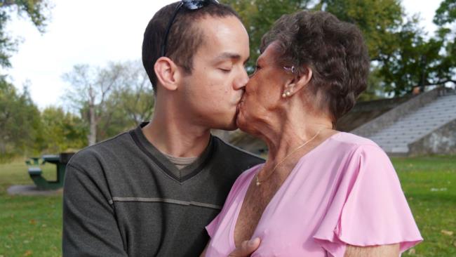 La Regina delle orge è un'attrice porno di 80 anni Shirley Andrews, l'attrice porno 80enne