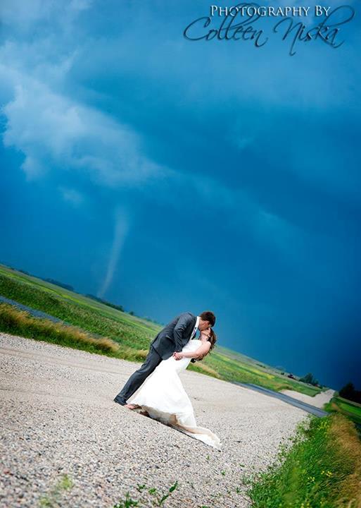 Foto di coppia con dietro un tornado