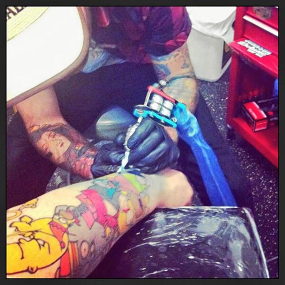 Lee Weir si fa il suo ultimo tatuaggio di Homer