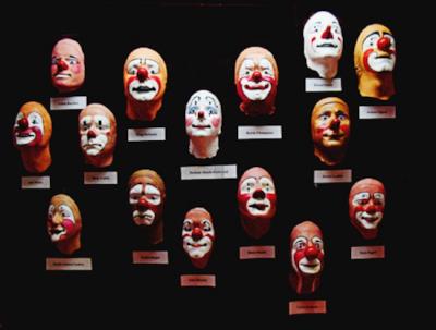 Una parte della collezione del museo dedicato ai clown
