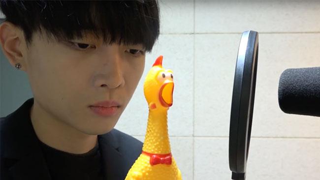 Il cantante pop coreano che si esibisce con un pollo di gomma Big Marvel