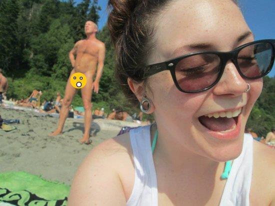 Uomo nudo sullo sfondo di una foto